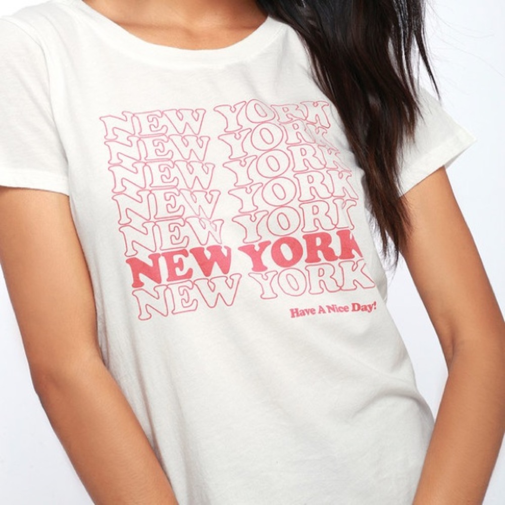 ✨Lulu’s Graphic Tee - Picture 2 of 4